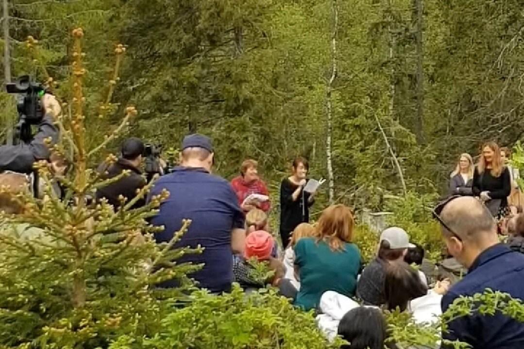 본문 이미지 - 한강의 원고 전달식 현장.(미래도서관 페이스북 영상 캡처)ⓒ 뉴스1