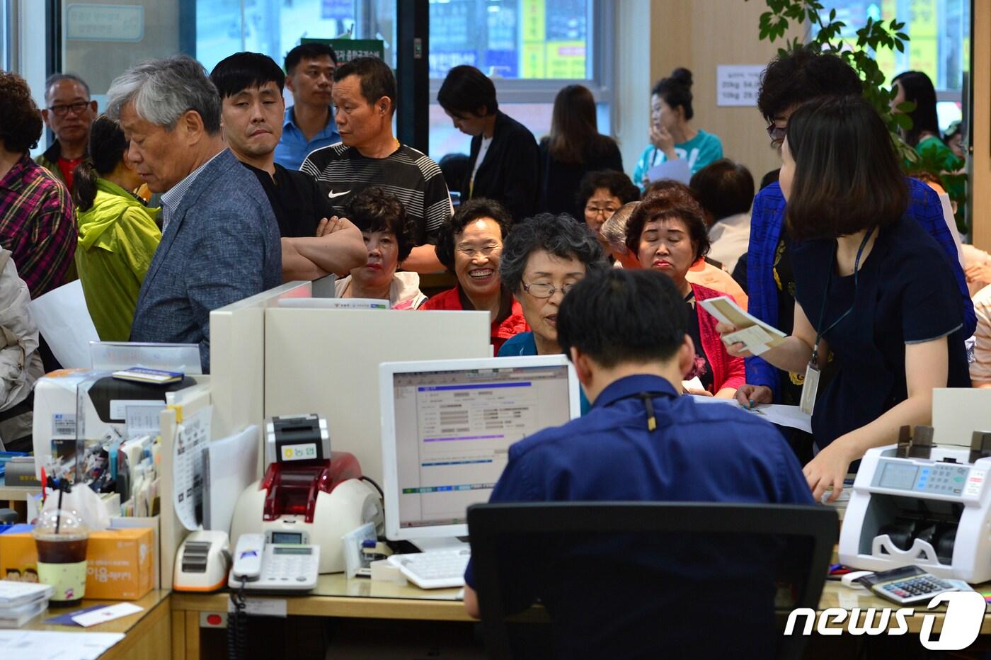  경북 포항시 북구 양덕동 농협지점에서 시민들이 지역경제 활성화를 위해 발행한 포항사랑상품권을 구입하기 위해 기다리고 있다. 2019.5.27/뉴스1 ⓒ News1 최창호 기자