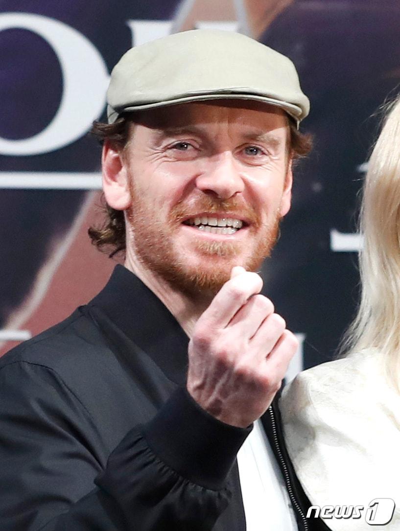 본문 이미지 - 할리우드 배우 마이클 패스벤더가 27일 오전 서울 여의도 콘래드 서울에서 열린 영화 ‘엑스맨 : 다크 피닉스’(감독 사이먼 킨버크) 내한 기자간담회에 참석해 포즈를 취하고 있다. ‘엑스맨 다크 피닉스’는 엑스맨을 끝낼 최강의 적 ‘다크 피닉스’로 변한 진 그레이(소피 터너 분)와 지금까지 이룬 모든 것을 걸고 맞서야 하는 엑스맨의 이야기를 그린 작품이다. 2019.5.27/뉴스1 ⓒ News1 권현진 기자