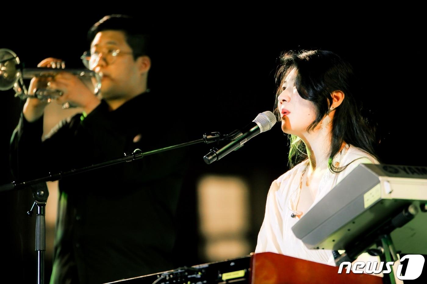 본문 이미지 - 25일 광주 5·18민주광장 특별무대에서 열린 제9회 오월창작가요제에서 보엠이 '생은 아름다워라' 공연을 하고 있다.(오월음악 제공) 2019.5.27/뉴스1 ⓒ News1
