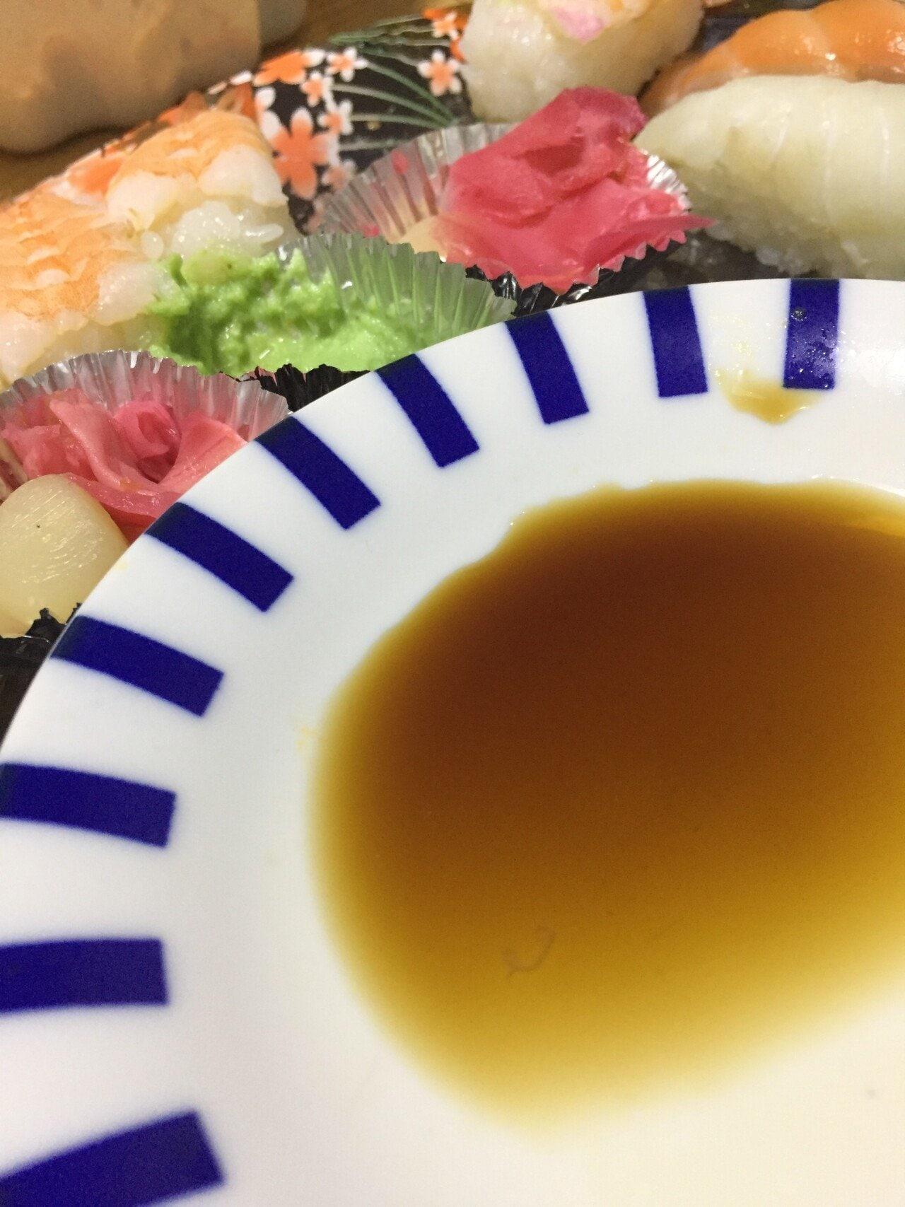 본문 이미지 - 한 소비자가 온라인 게시판에 올린 사진. 간장에 고래회충이 들어있다. ⓒ 뉴스1(출처: 온라인 커뮤니티)