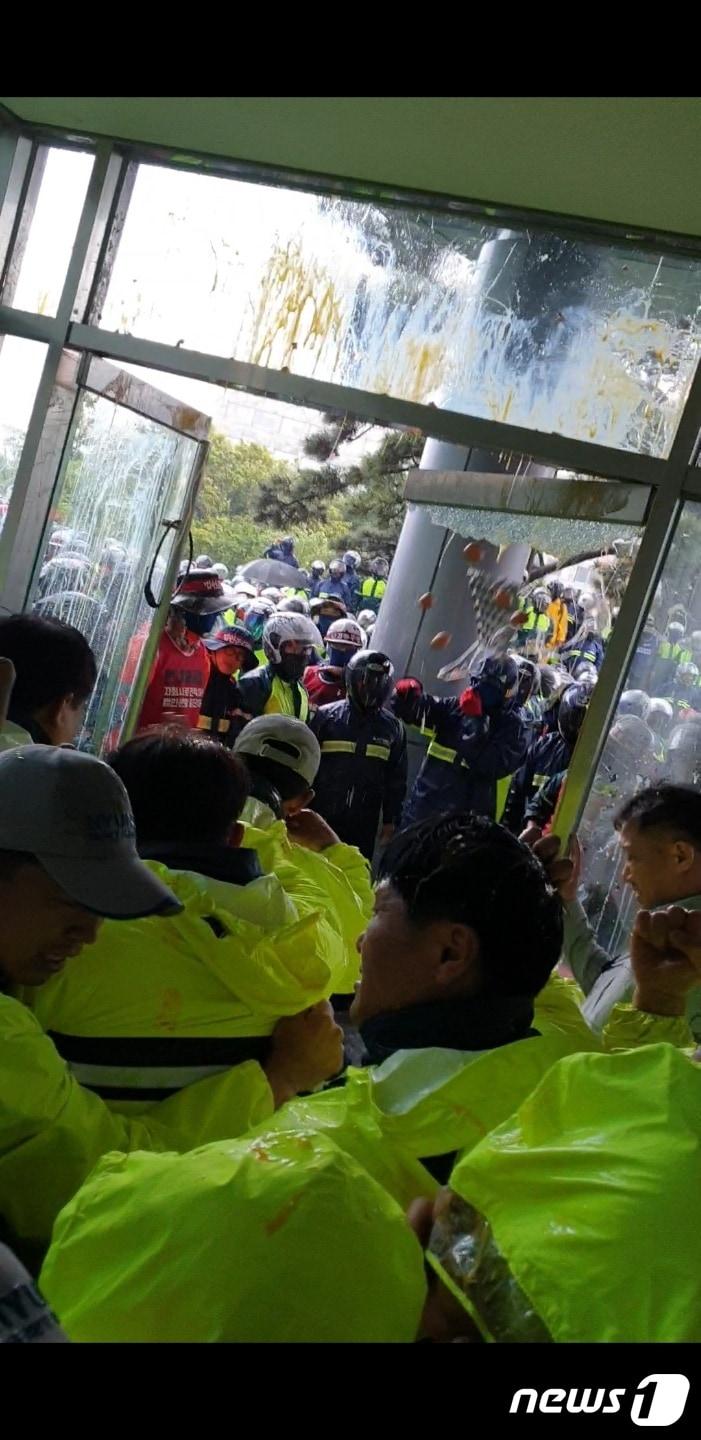 본문 이미지 - 27일 오후 2시 30분께 파업중인 현대중공업 노조원 수십여명이 경영진 면담을 요구하며 본관 진입을 시도하다 이를 저지하는 회사측 요원들과 격렬한 몸싸움을 벌이는 과정에서 잠겨있던 출입문의 대형 유리가 깨졌다.ⓒ 뉴스1
