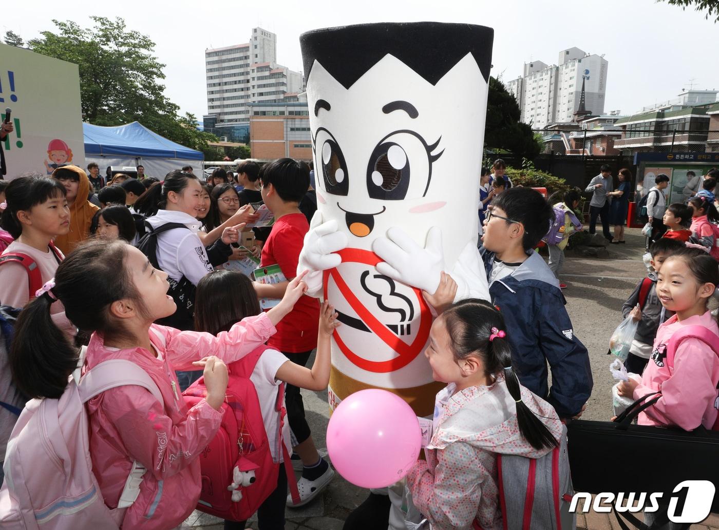 본문 이미지 - 28일 오전 서울 구로구 동구로초등학교에서 열린 청소년 흡연예방 캠페인에서 학생들이 담배 모형을 괴롭히고 있다. 서울시는 학생들에게 금연의 폐해를 알리고 금연분위기 확산을 위해 이번 캠페인을 마련했다. 2019.5.28/뉴스1 ⓒ News1 신웅수 기자