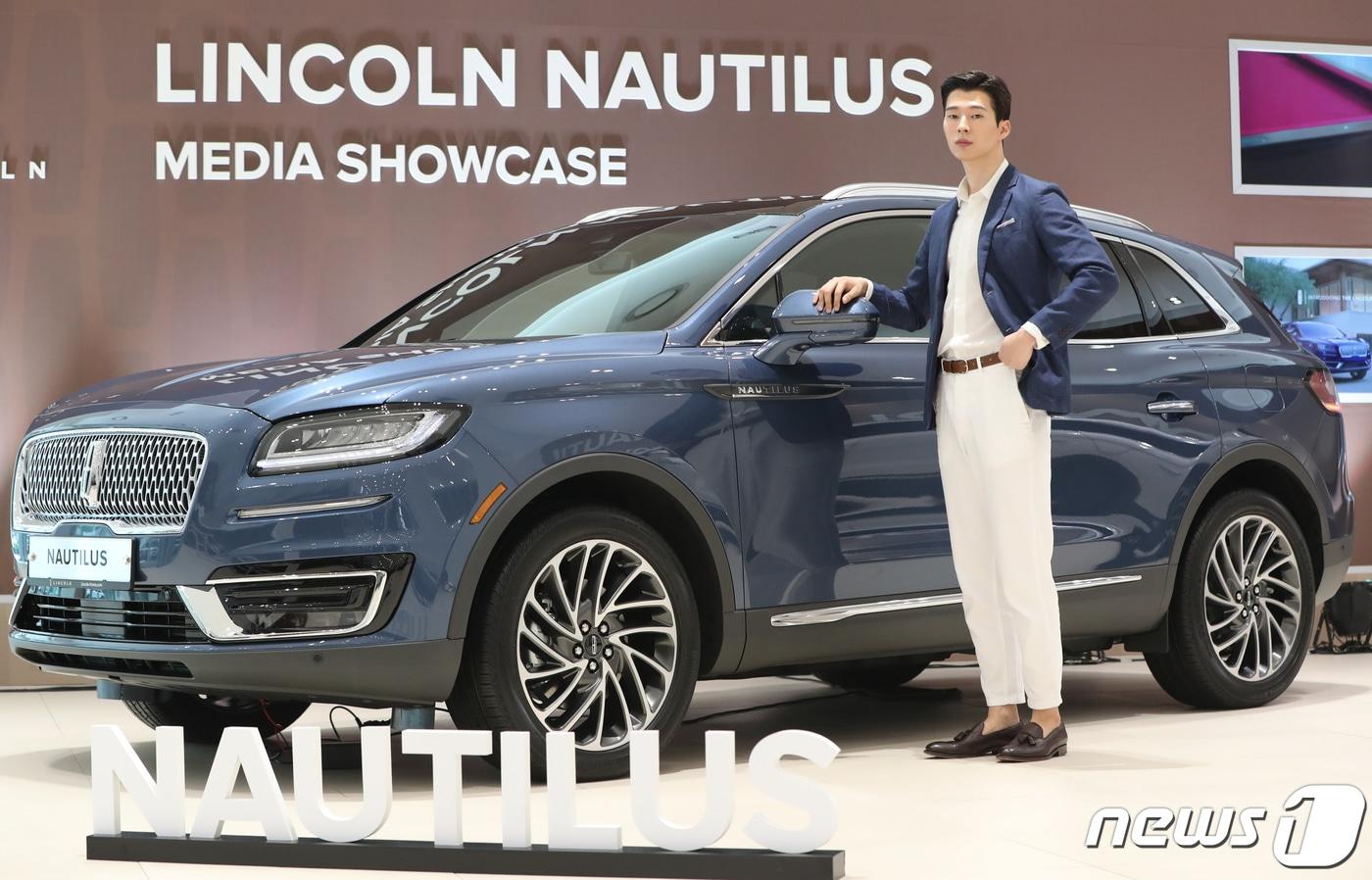 28일 서울 강남구 링컨코리아 대치전시장에서 모델이 럭셔리 준대형 SUV '노틸러스'를 선보이고 있다. 노틸러스는 코-파일럿360을 탑재해 다양한 첨단 기술을 집약하고 강화해 안전한 주행을 돕는 링컨의 운전자 지원 기술로 운전자 및 동승자의 안전을 한층 강화했다. 가격은 셀렉트와 리저브 두 가지 트림으로 판매되며 부가세 포함, 각 5870만원, 6600만원이다. 2019.5.28/뉴스1 ⓒ News1 허경 기자