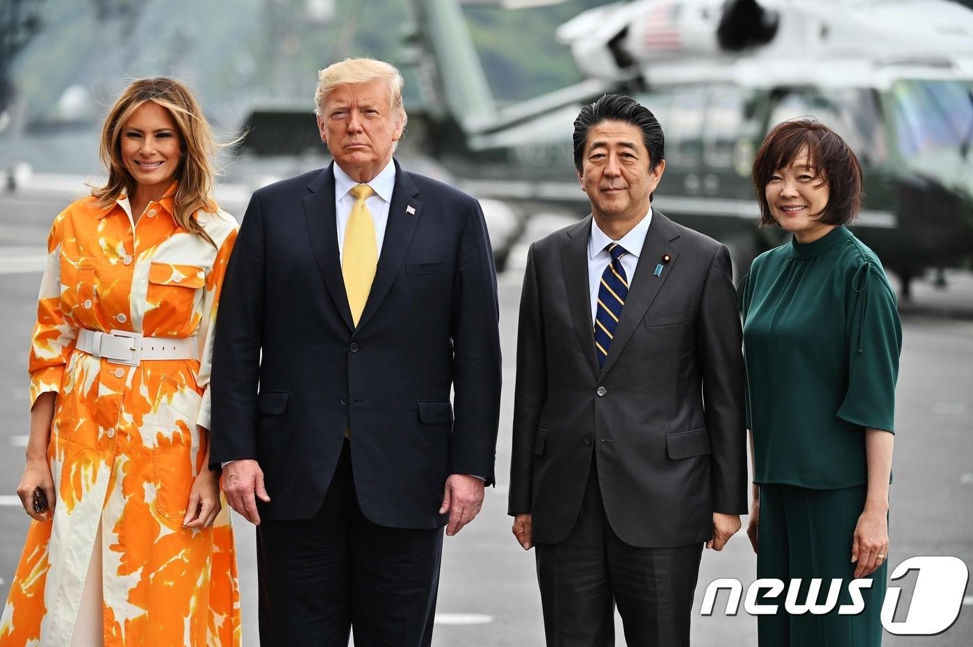 본문 이미지 - 도널드 트럼프 미국 대통령과 부인 멜라니아 여사가 2019년 5월 28일 요코스카의 일본 해상자위대 호위함 가가에 승선하기 전에 아베 신조 일본 총리, 부인 아키에 여사와 함께 포즈를 취하고 있다. ⓒ AFP=뉴스1 ⓒ News1 우동명 기자