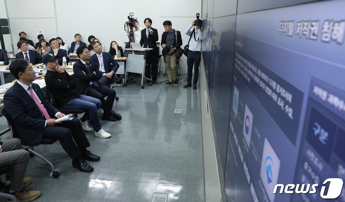 본문 이미지 - 박양우 문화체육관광부 장관이 지난 5월 서울 마포구 상암동 한국저작권보호원에서 열린 저작권 정책 현장 간담회에서 저작권 침해 사례에 대한 설명을 듣고 있다.ⓒ News1 신웅수 기자