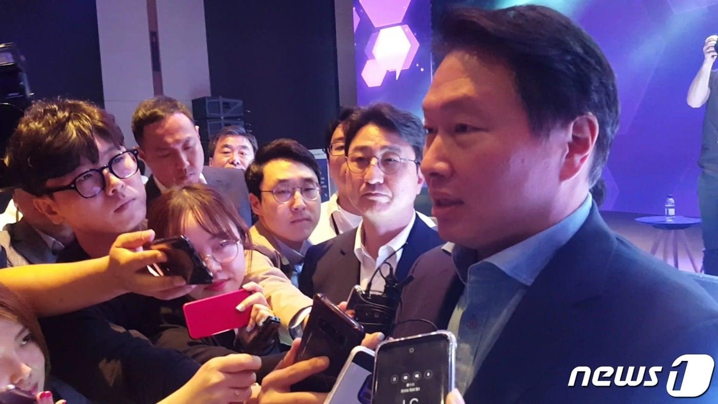 최태원 SK그룹 회장이 28일 서울 광장동 그랜드워커힐 호텔에서 열린 '소셜밸류커넥트 2019(Social Value Connect 2019·SOVAC)'에 참석해 취재진의 질문에 답하고 있다. 2019.5.28/뉴스1 ⓒ News1 문창석 기자