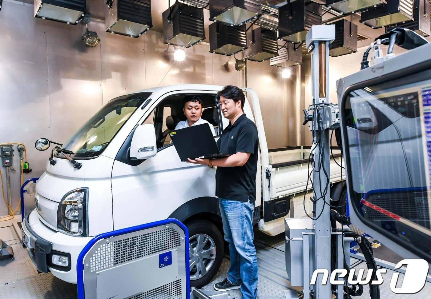 사진은 현대차·기아차 연구소 환경챔버에서 연구원들이 중량 추정 정확도 향상 시험을 하고 있는 모습. ⓒ 뉴스1