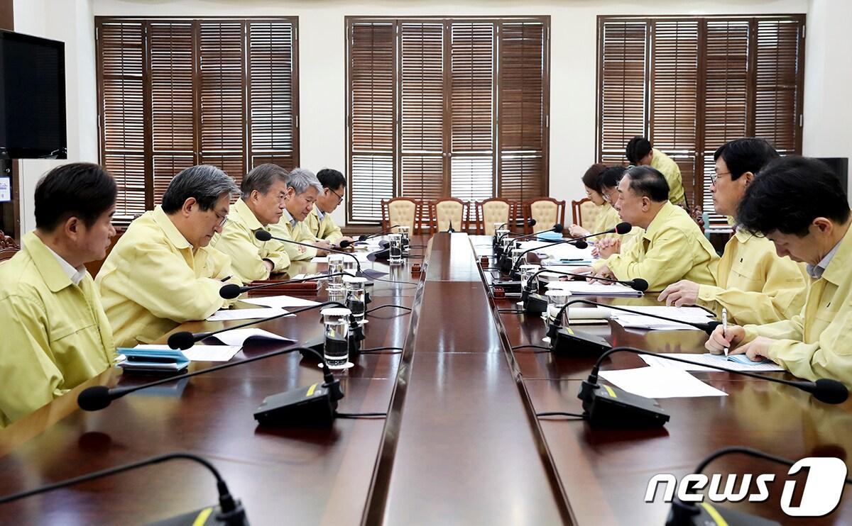 본문 이미지 - 문재인 대통령이 28일 오전 청와대에서 홍남기 경제부총리 겸 기획재정부 장관에게 정례보고를 받고 있다. (청와대 제공) 2019.05.28.