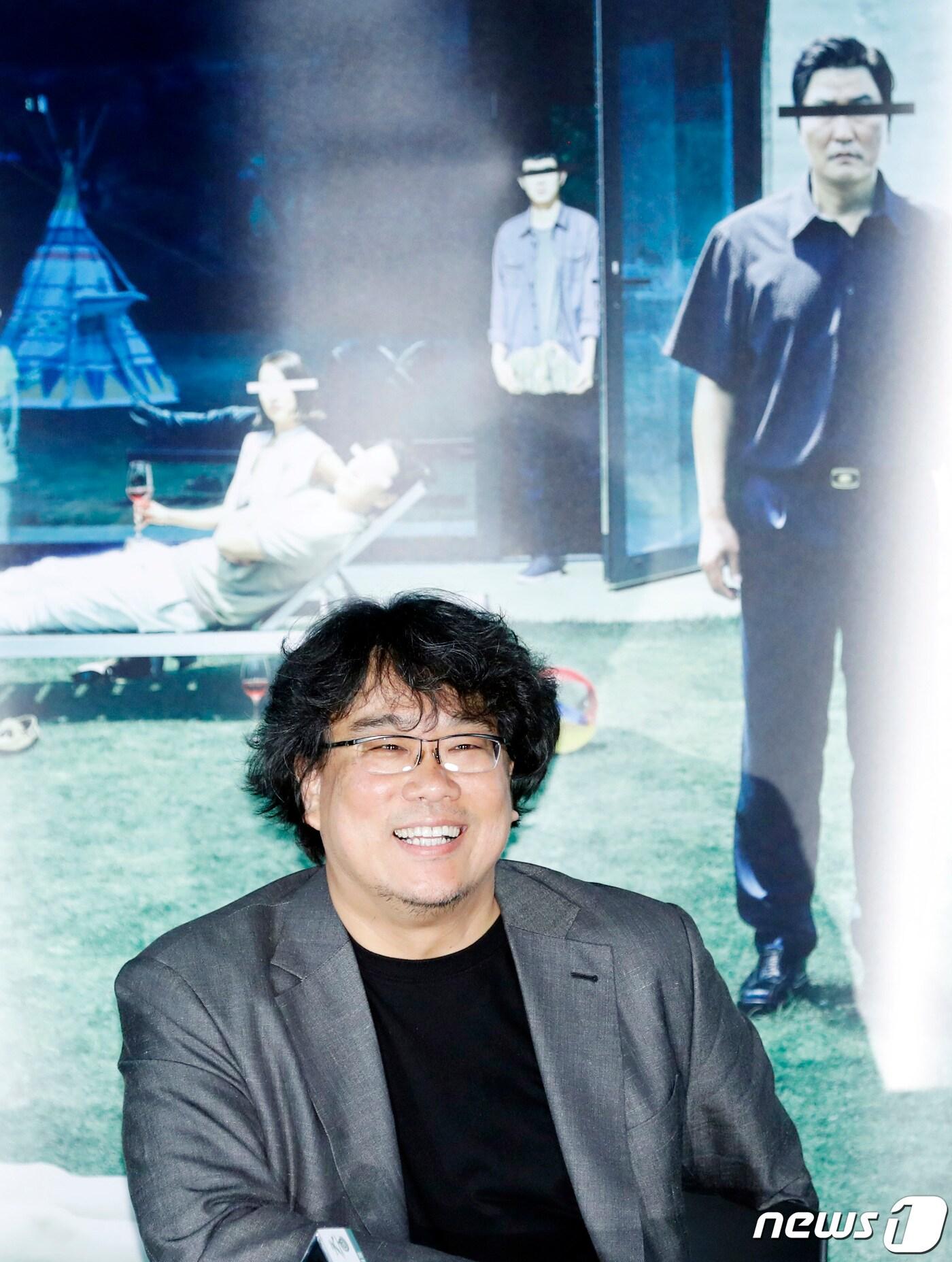 본문 이미지 - 봉준호 감독이 28일 서울 용산구 CGV 용산아이파크몰에서 열린 영화 ‘기생충’ 언론시사회에 참석해 환한 미소를 짓고 있다. ‘기생충’은 제72회 칸 국제영화제에서 한국영화 최초로 최고 영예인 황금종려상을 수상한 작품으로 전원 백수인 ‘기택’네 장남 ‘기우’가 고액 과외 면접을 위해 ‘박사장’네 집에 발을 들이면서 시작된 두 가족의 만남이 걷잡을 수 없는 사건으로 번져가는 이야기를 담았다. 2019.5.28/뉴스1 ⓒ News1 권현진 기자