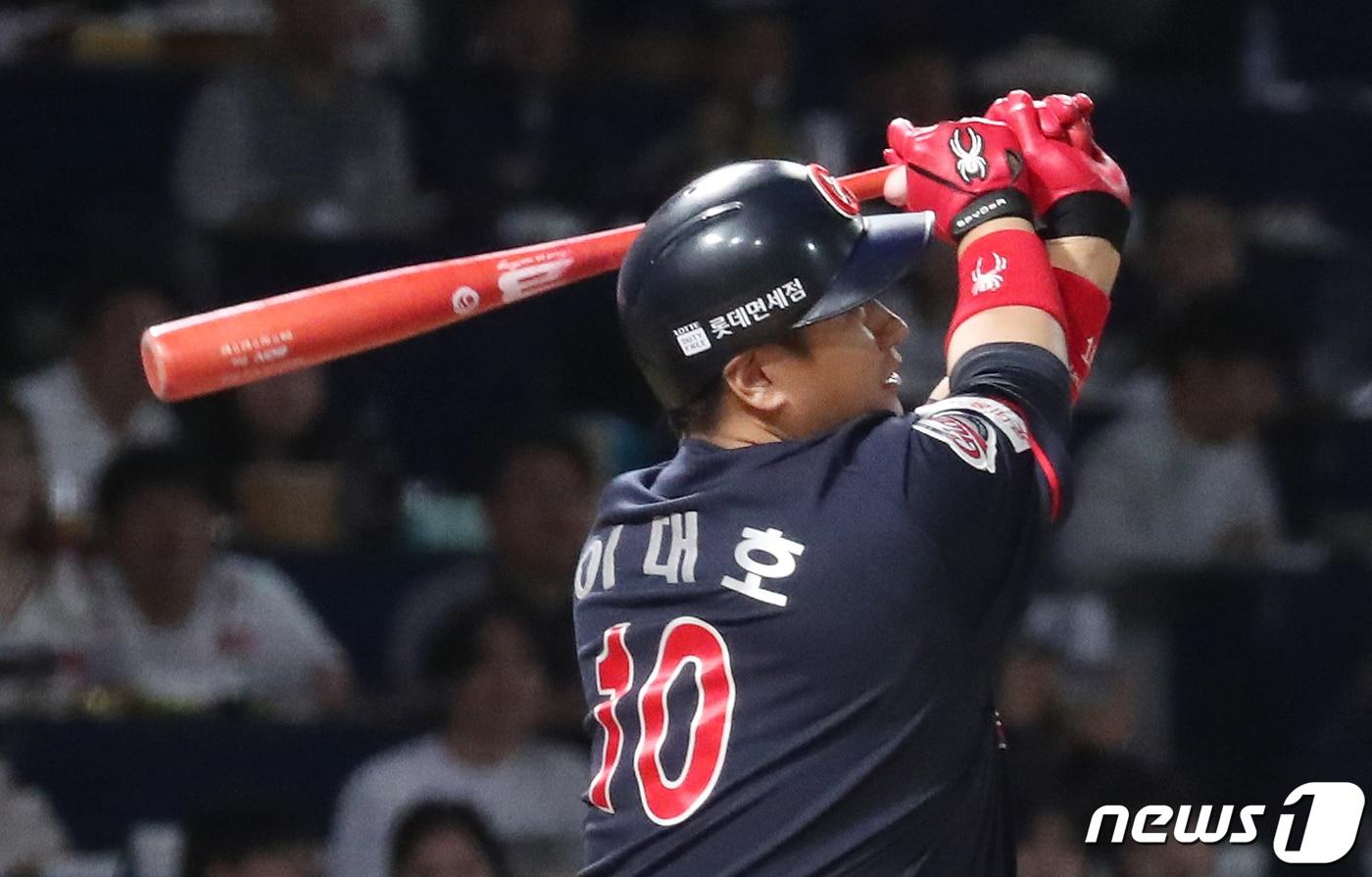 본문 이미지 - 롯데 자이언츠 이대호가 4년 연속 프로야구 연봉킹에 등극했다. /뉴스1 ⓒ News1 여주연 기자