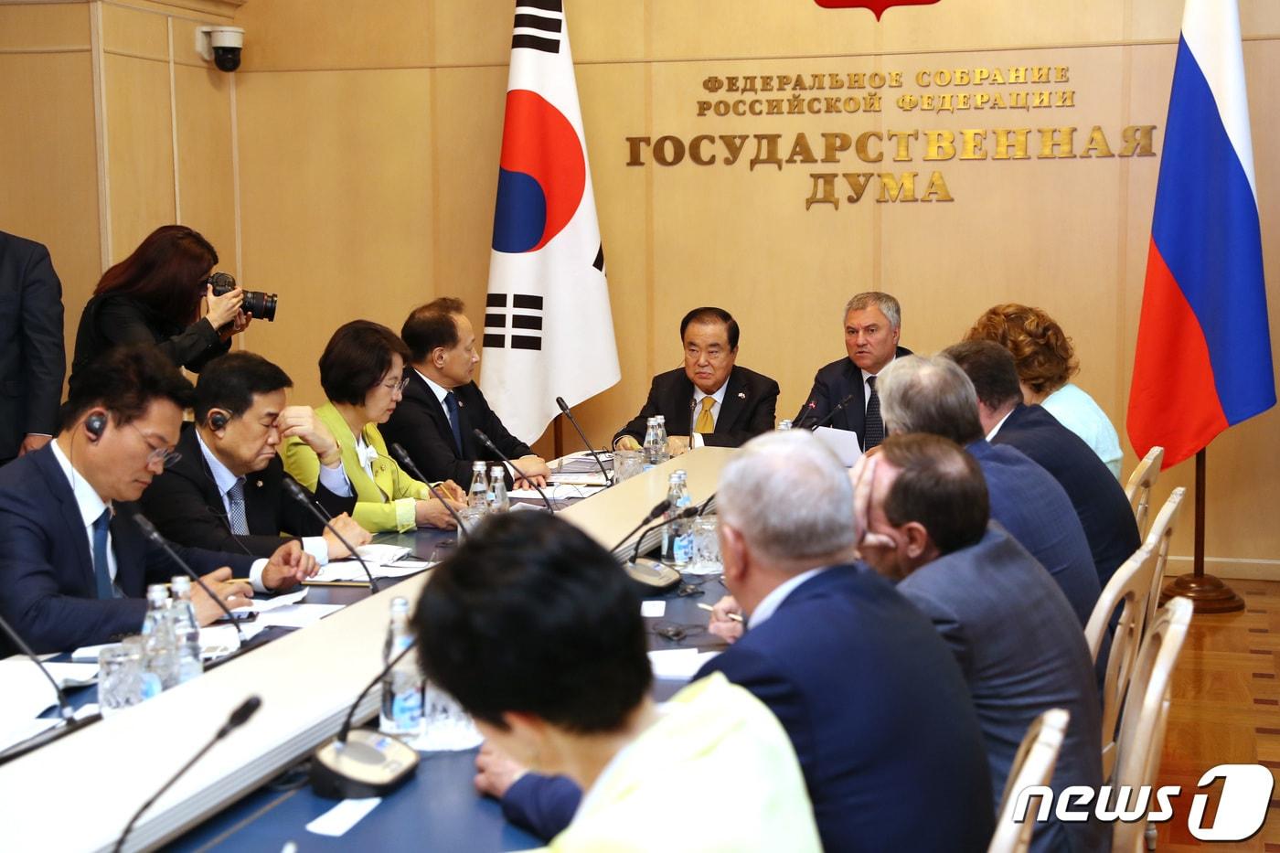 본문 이미지 - 문희상 국회의장이 28일(현지시간) 오후 러시아 모스크바 러시아 하원 회의실에서 열린 한러 의회간 고위급 협력위원회 제1차회의에 참석해 뱌체슬라프 볼로딘 러시아 하원의장(문의장 오른쪽)의 인사말을 듣고 있다. (국회의장실 제공)2019.5.28/뉴스1 ⓒ News1 최종무 기자