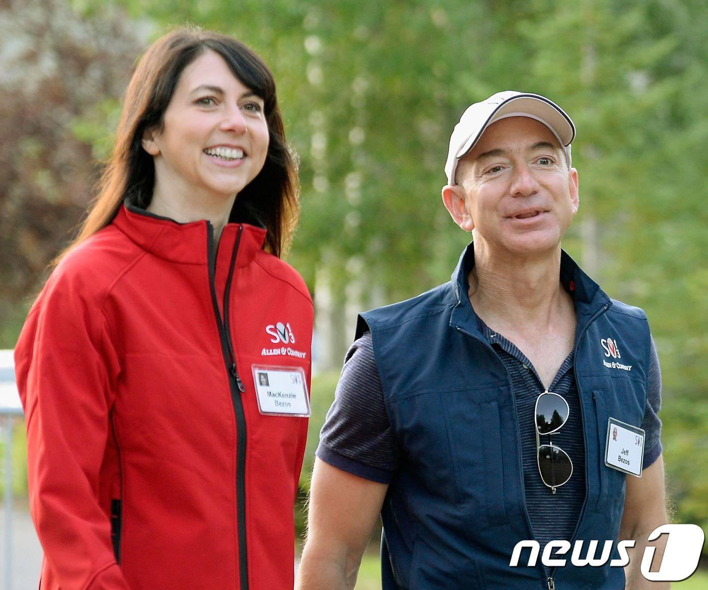본문 이미지 - 매켄지 베이조스(왼쪽)와 제프 베이조스 ⓒ AFP=뉴스1
