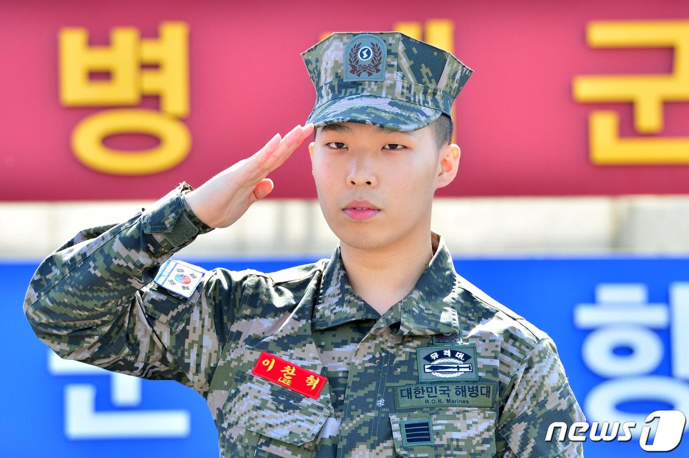 악동뮤지션 이찬혁이 29일 오전 해병대 만기 전역을 한 후 복무했던 경북 포항시 남구 오천읍 해병대 1사단 서문 앞에서 팬들에게 전역 신고를 하고 있다. 이 예비역은 "전역을 하루 앞두고 가슴이 서래 잠을 잘 수 없었다＂고 말했다. 2019.5.29/뉴스1 ⓒ News1 최창호 기자