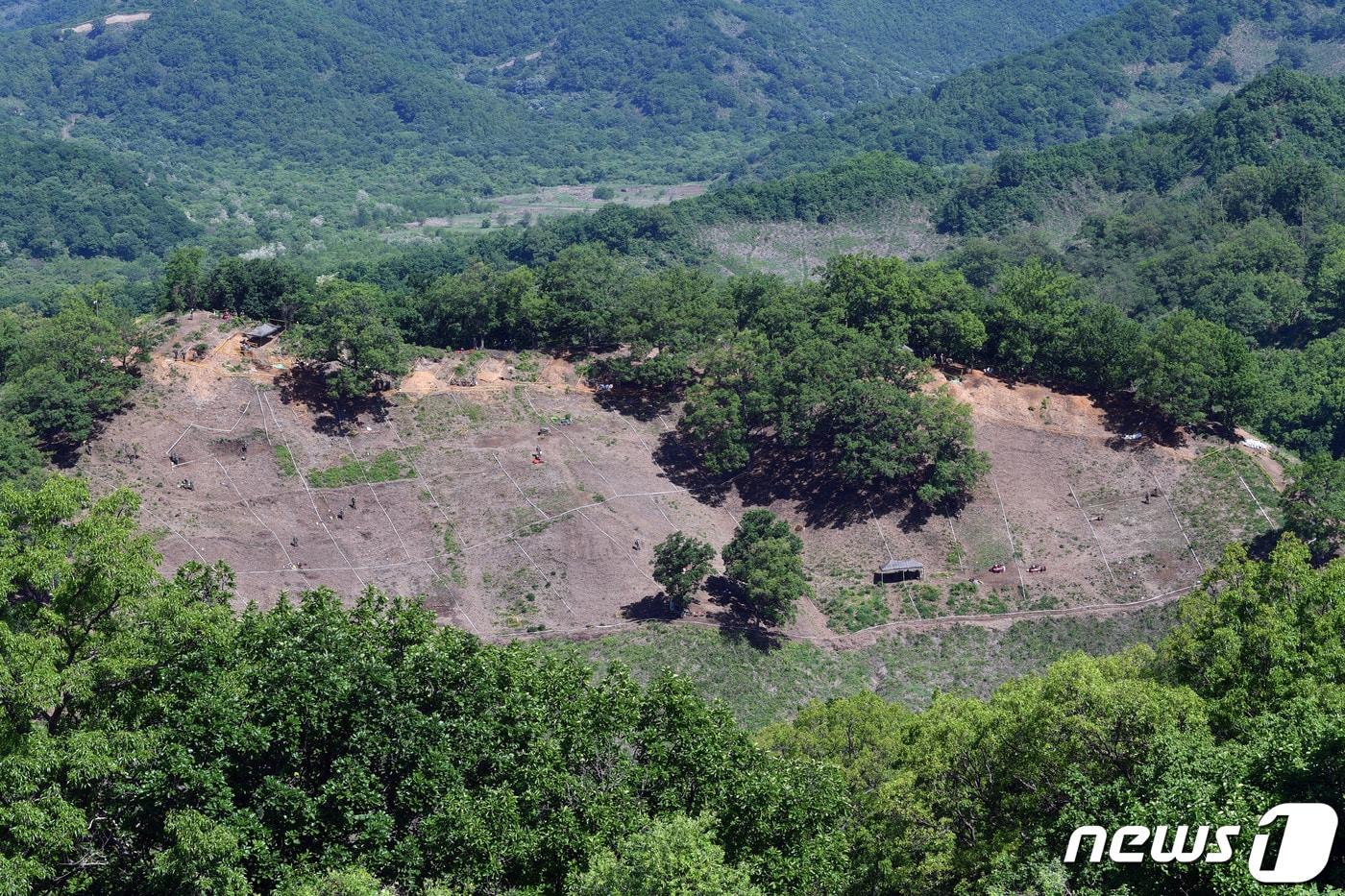 강원 철원군 민통선 내 우리 측 지역인 화살머리고지일대에서 남북공동유해발굴 T/F 장병들이 지뢰제거와 기초발굴 작업을 하고 있는 모습.2019.5.28/뉴스1 ⓒ News1 사진공동취재단
