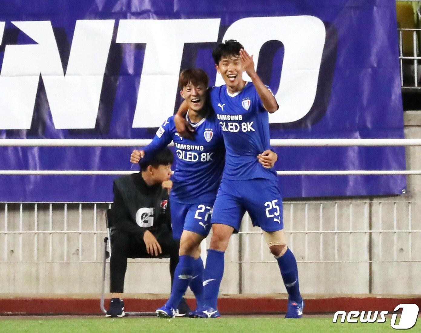 본문 이미지 - 수원 최성근(오른쪽)./뉴스1 ⓒ News1 조태형 기자