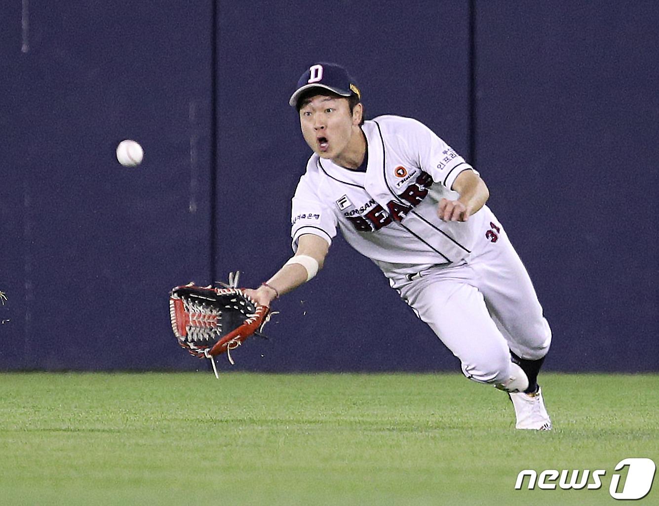본문 이미지 - 29일 서울 잠실구장에서 열린 '2019 신한은행 MY CAR KBO 리그' 두산 베어스와 삼성 라이온즈의 경기 9회초 삼성 공격 무사 2, 3루 상황. 두산 정수빈이 삼성 이학주의 안타성 타구를 향해 몸을 던지는 순간. 2019.5.29/뉴스1 ⓒ News1 신웅수 기자
