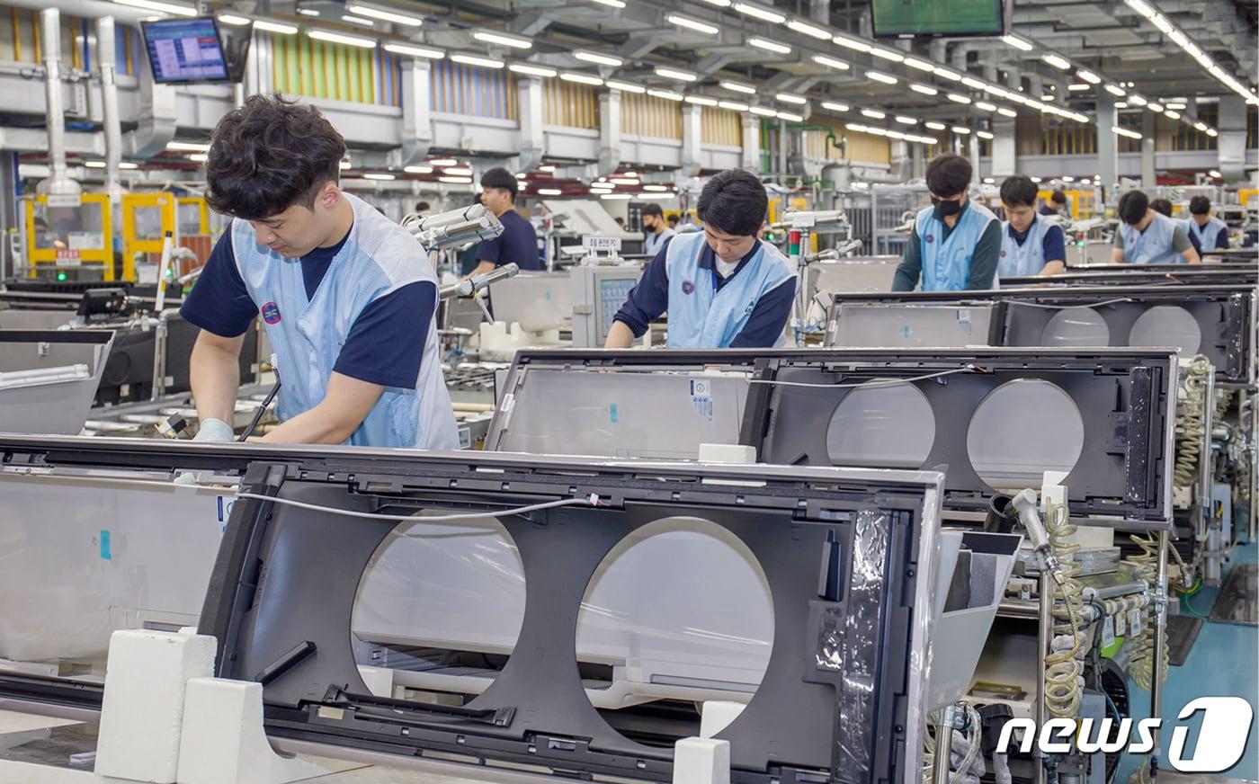 본문 이미지 - 삼성전자 직원들이 '무풍에어컨'을 조립하고 있는 모습. (삼성전자 제공) 2019.5.3/뉴스1
