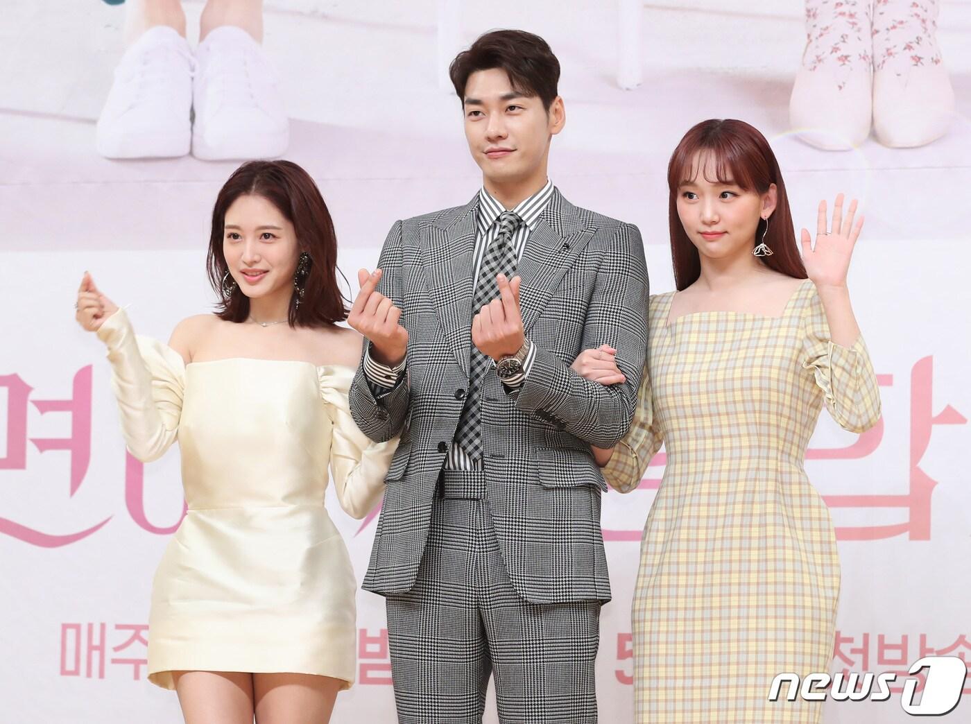 본문 이미지 - 배우 김재경(왼쪽부터0, 김영광, 진기주가 3일 오전 서울 목동SBS에서 열린 새 월화드라마 ‘초면에 사랑합니다’(연출 이광영/ 극본 김아정) 제작발표회에 참석해 포즈를 취하고 있다. ‘초면에 사랑합니다’는 보스 도민익(김영광 분)과 이중생활 비서 정갈희(진기주 분)의 아슬아슬하고 새콤달콤한 로맨틱 코미디 드라마다. 2019.5.3/뉴스1 ⓒ News1 권현진 기자