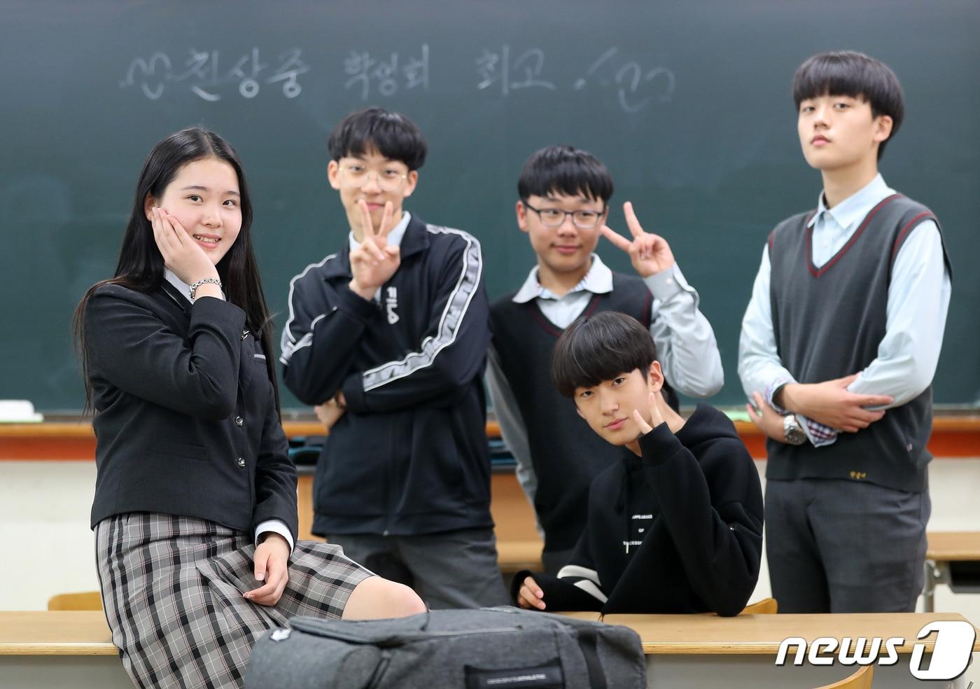 천상중 신정민 학생회장(왼쪽부터), 서성혁 도서부장, 손찬웅 부회장, 박준서 환경미화부장.2019.5.3/뉴스1 ⓒ News1 이윤기 기자