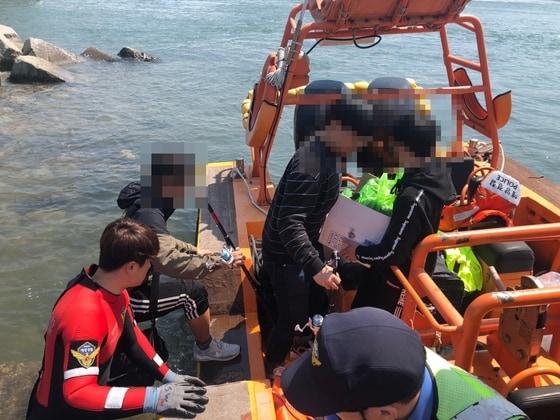본문 이미지 - 군산해경이 3일 군산시 옥도면  무녀도 갯바위에 고립된 낚시꾼 2명을 구조하고 있다.(자료사진)ⓒ 뉴스1