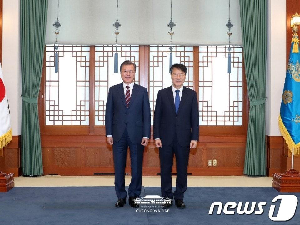 본문 이미지 - 문재인 대통령이 3일 오후 청와대에서 장하성 주중국대사에게 신임장 전달 후 기념촬영을 하고 있다. (청와대 페이스북) 2019.5.3/뉴스1