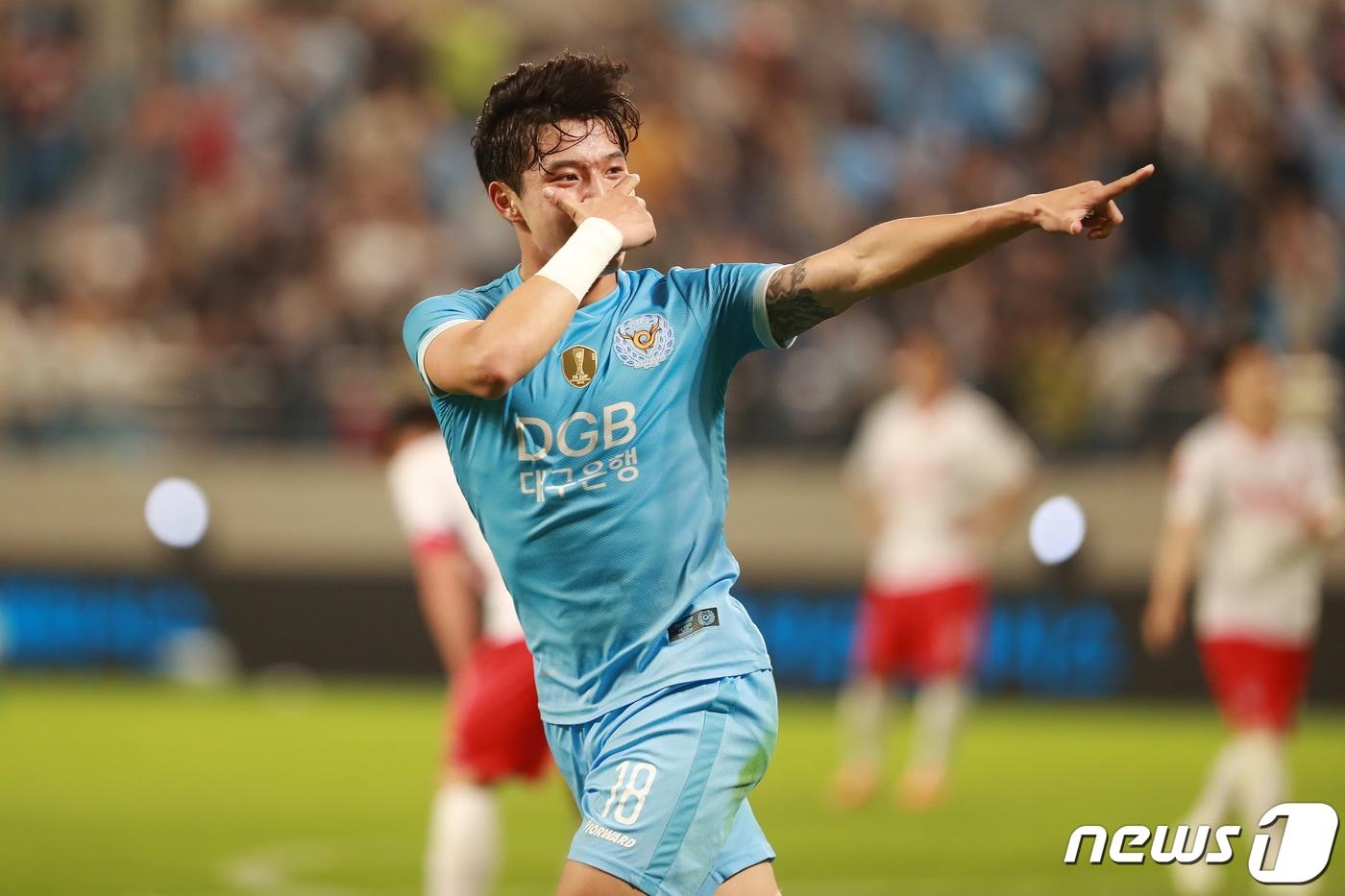 3일 오후 대구 북구 고성동 DGB대구은행파크에서 열린 ‘하나원큐 K리그1 2019’ 대구FC와 상주상무의 경기에서 후반 선제골을 성공시킨 대구FC 정승원이 세리머니를 펼치고 있다. 2019.5.3/뉴스1 ⓒ News1 공정식 기자