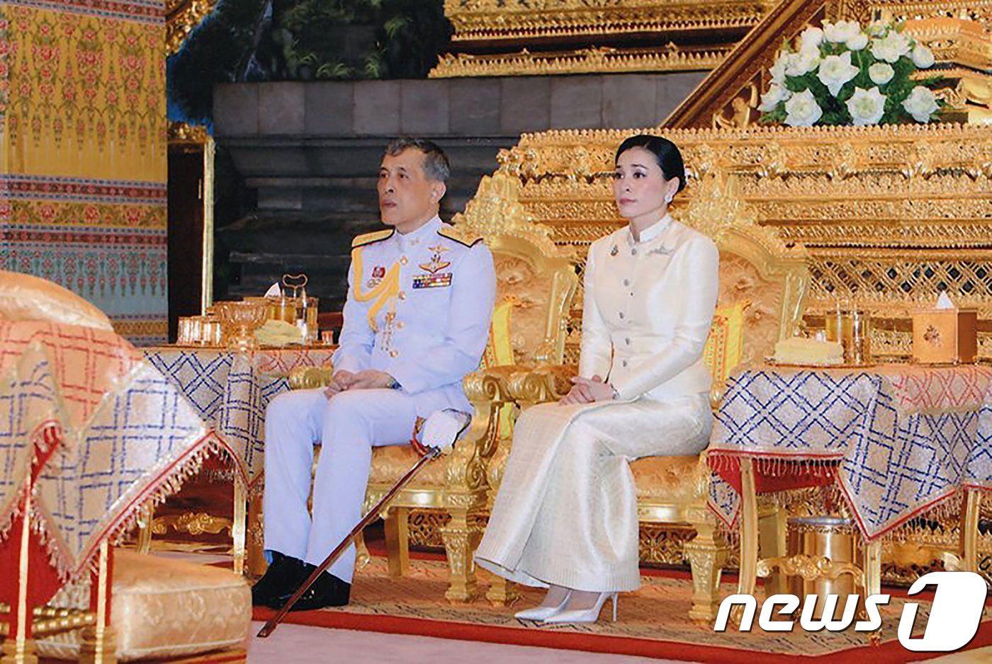 본문 이미지 - 마하 와치랄롱꼰 태국 국왕과 수티다 왕비 ⓒ AFP=뉴스1
