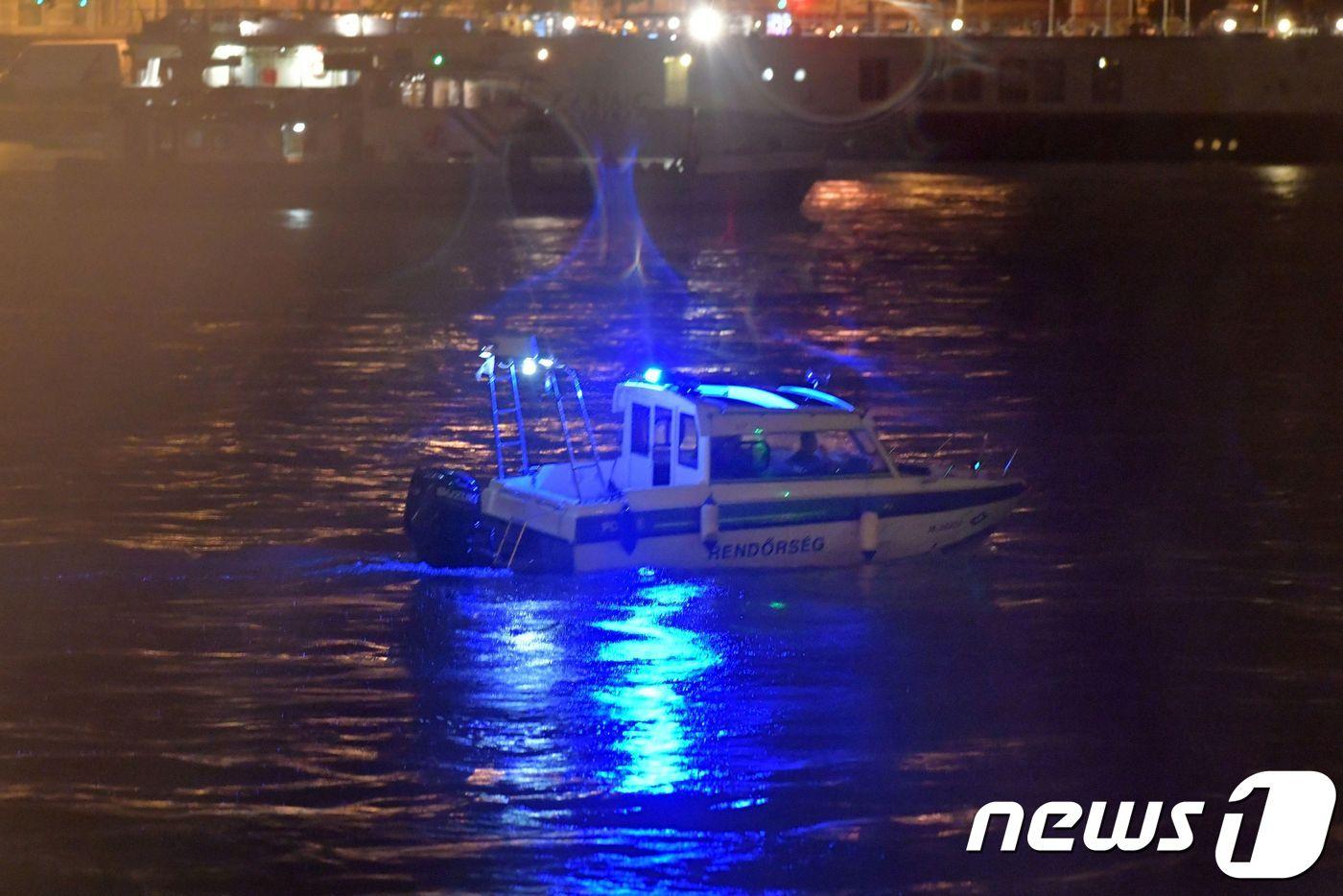 한국인 단체관광객을 태운 유람선이 침몰한 헝가리 부다페스트 다뉴브강에서 30일 (현지시간) 경찰 보트가 생존자 수색작업을 하고 았다. ⓒ AFP=뉴스1 ⓒ News1 우동명 기자