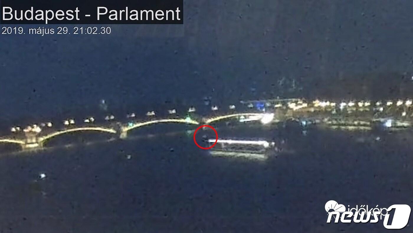 헝가리 기상정보 전문 제공업체 ‘이디오켑(Idők&eacute;p)’이 29일 오후(현지시간) 공개한 헝가리 부다페스트 다뉴브강에서 한국인 관광객을 태운 채 침몰한 ‘하블레아니(인어)’호의 사고 순간 모습. (이디오켑 영상 캡처) 2019.5.30/뉴스1
