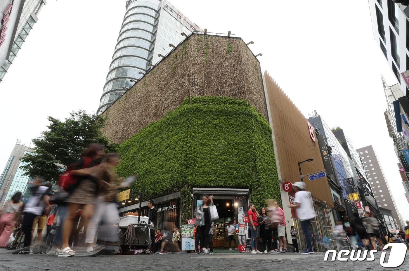 서울 명동 '네이처리퍼블릭' 부지가 올해도 공지시가가 가장 높은 곳을 기록해 17년 연속 최고 공시지가 타이틀을 지켰다. ⓒ News1 박세연 기자