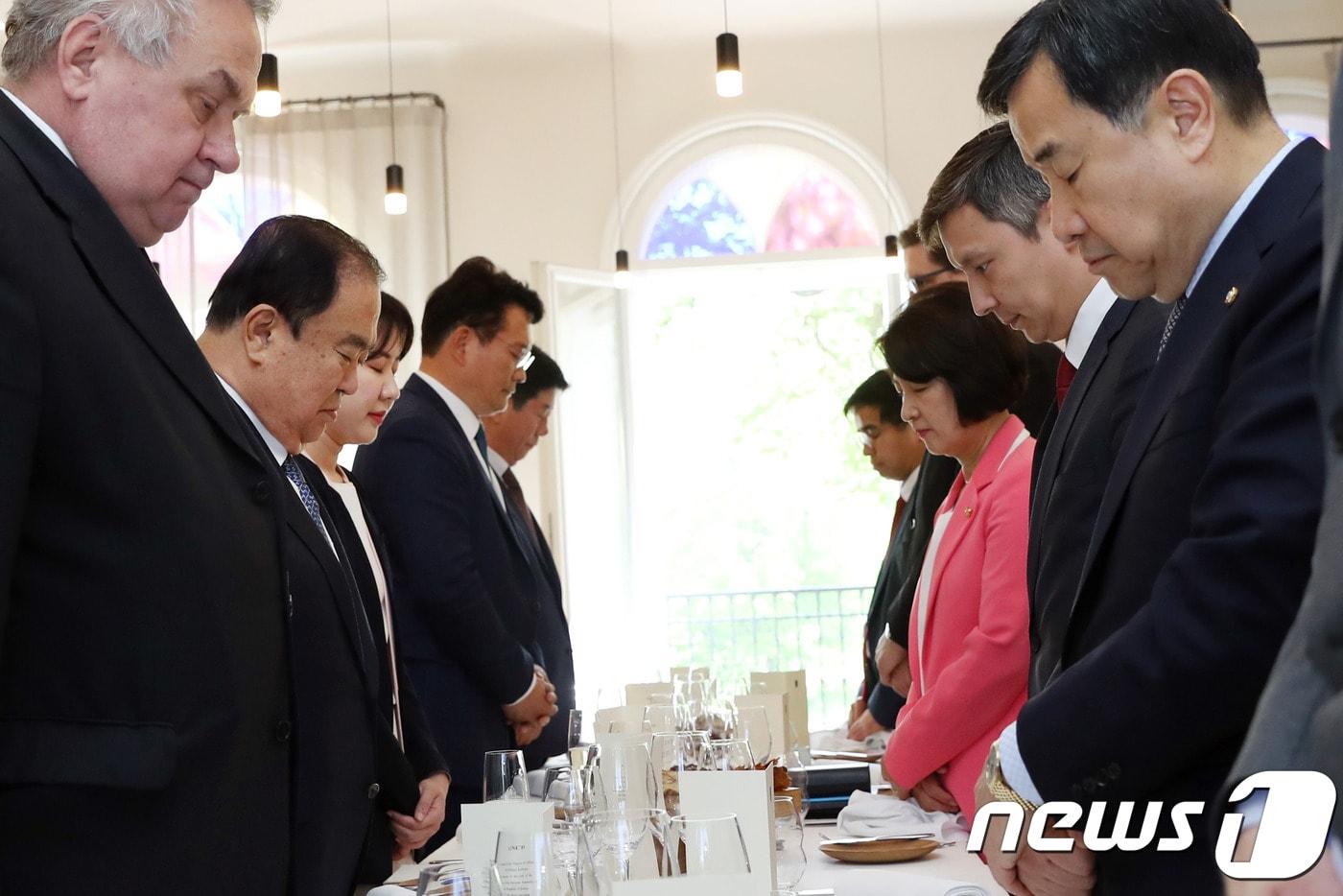 본문 이미지 - 에스토니아를 공식 방문 중인 문희상 국회의장이 30일(현지시간) 에스토니아 탈린에서  미하일 컬바르트 탈린시장(문 의장 맞은편)의 제안으로 헝가리 부다페스트 다뉴브강에서 발생한 유람선 사고에 대한 묵념을 하고 있다. <국회의장실 제공>ⓒ 뉴스1