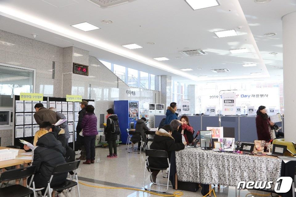 본문 이미지 - 지난해 연천군 Good Job 일자리 박람회 모습. /사진제공=연천군청 ⓒ 뉴스1