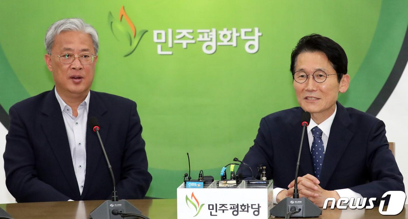 본문 이미지 - 연임된 윤소하 정의당 원내대표가 31일 서울 여의도 국회에서 유성엽 민주평화당 원내대표를 예방, 인사말을 하고 있다. 2019.5.31/뉴스1 ⓒ News1 김명섭 기자