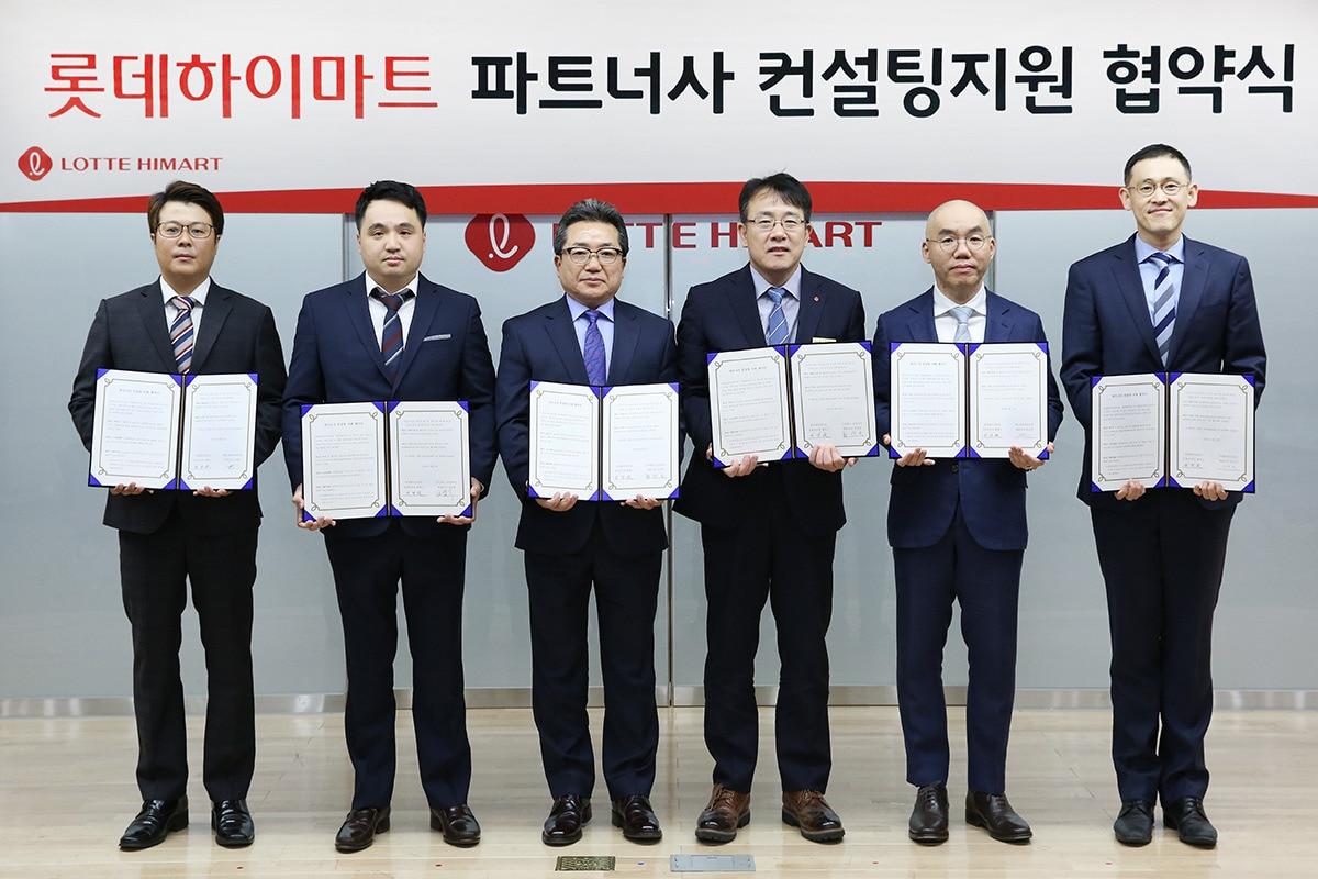 본문 이미지 - ㈜에스앤티인터내셔널 송승민이사(왼쪽부터), 주식회사 인프라맥스 김준형대표, 주식회사 중산물산 정연섭대표, 롯데하이마트 황영근 상품본부장, 주식회사 에스디에프인터내셔널 유승복대표, ㈜엠아이디자인 박창석이사 ⓒ 뉴스1