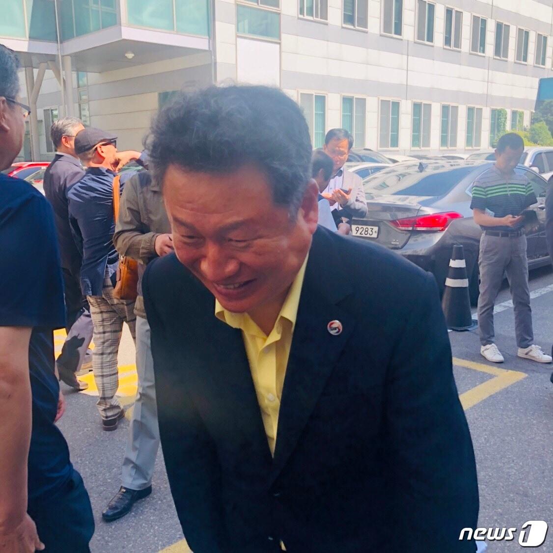 본문 이미지 - 1심 무죄 선고 후 법정 밖에서 지지자들에게 머리 숙여 인사하는 안승남 구리시장 ⓒ 뉴스1