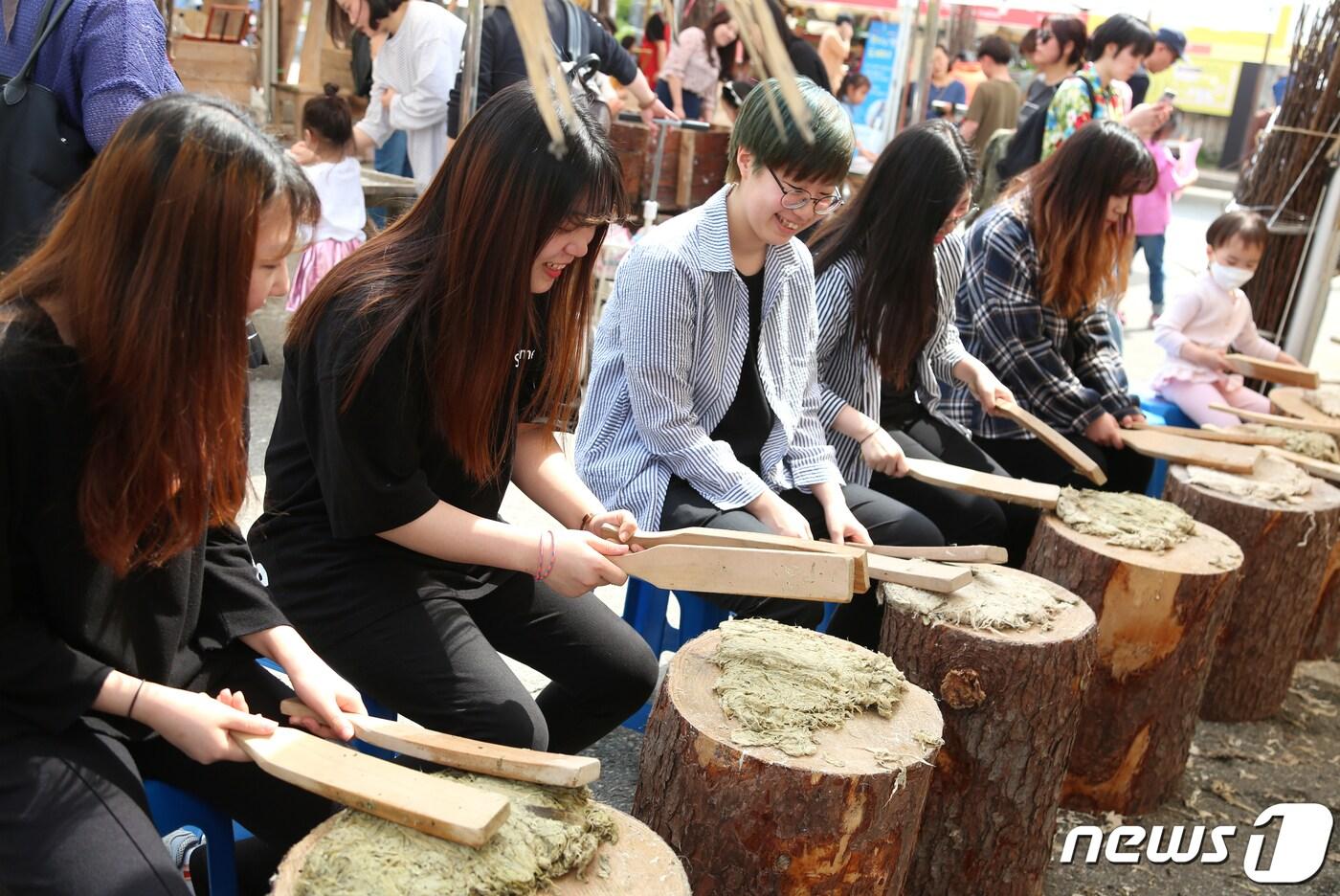본문 이미지 - 2019년 원주 한지문화제 자료사진. /뉴스1