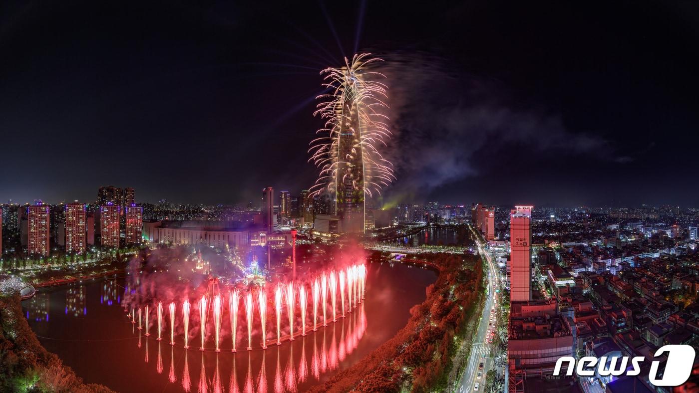 4일 서울 송파구 롯데월드타워에서 한반도 평화를 기원하며 동행(同行)의 의미를 담은 ‘Go. Together!’ 불꽃축제가 열렸다. 이날 오후 8시부터 시작된 사전불꽃행사는 석촌호수에 릴레이 불꽃을 설치해 핑크퐁, 트와이스, 퀸의 음악에 맞춰 10분 간격으로 3회 연출됐다.(롯데물산 제공) 2019.5.5/뉴스1 ⓒ News1 민경석 기자