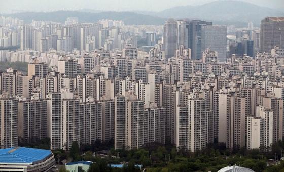 본문 이미지 -  서울 도심 아파트. 2019.5.5/뉴스1 ⓒ News1 구윤성 기자