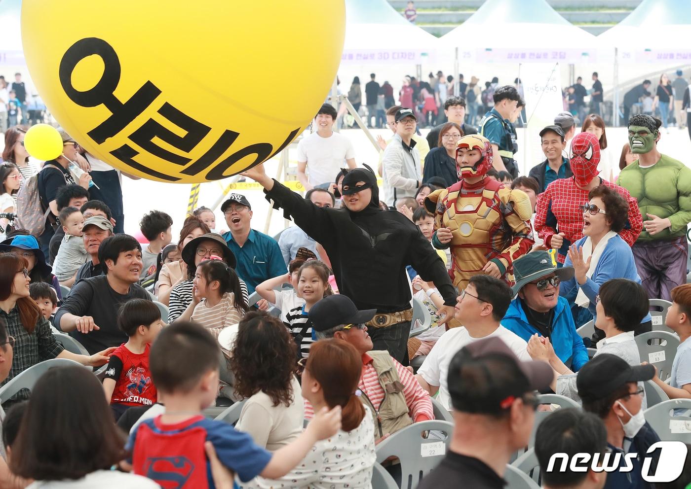 본문 이미지 - 대구시교육청은 101주년 어린이날과 가정의 달을 맞아 산하 15개 기관에서 독서·공예·체육·전시·연극 등 200여개 프로그램을 운영한다. 사진은 2019년 5월 대구에서 열린 '어린이 큰잔치' 모습. 2019.5.5/뉴스1 ⓒ News1 자료 사진