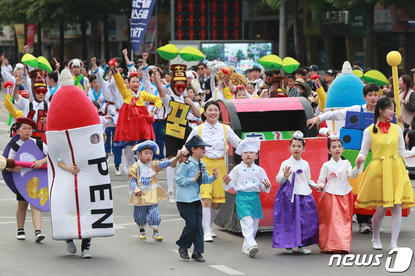 본문 이미지 - 대구를 대표하는 파워풀페스티벌 등 7개 축제를 모은 '판타지아대구페스타'가 오는 12일부터 21일까지 시내 전역에서 펼쳐진다. 사진은 코로나 팩데믹 전인 2019년 열렸던 '대구 컬러풀페스티벌’ 모습. 뉴스1 자료 뉴스1 ⓒ News1