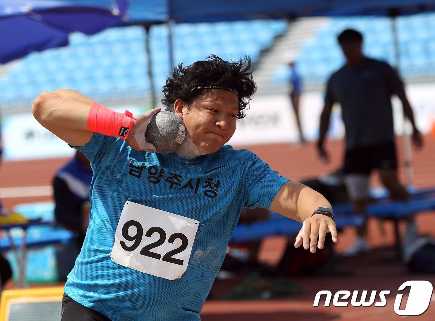 본문 이미지 - 정일우(33·남양주시청)가 5일 충북 충주종합운동장 육상경기장에서 열린 제48회 전국종별육상경기선수권대회 남자 포환던지기에서 19m20을 던지며 1위에 올랐다. (대한육상연맹 제공) ⓒ 뉴스1