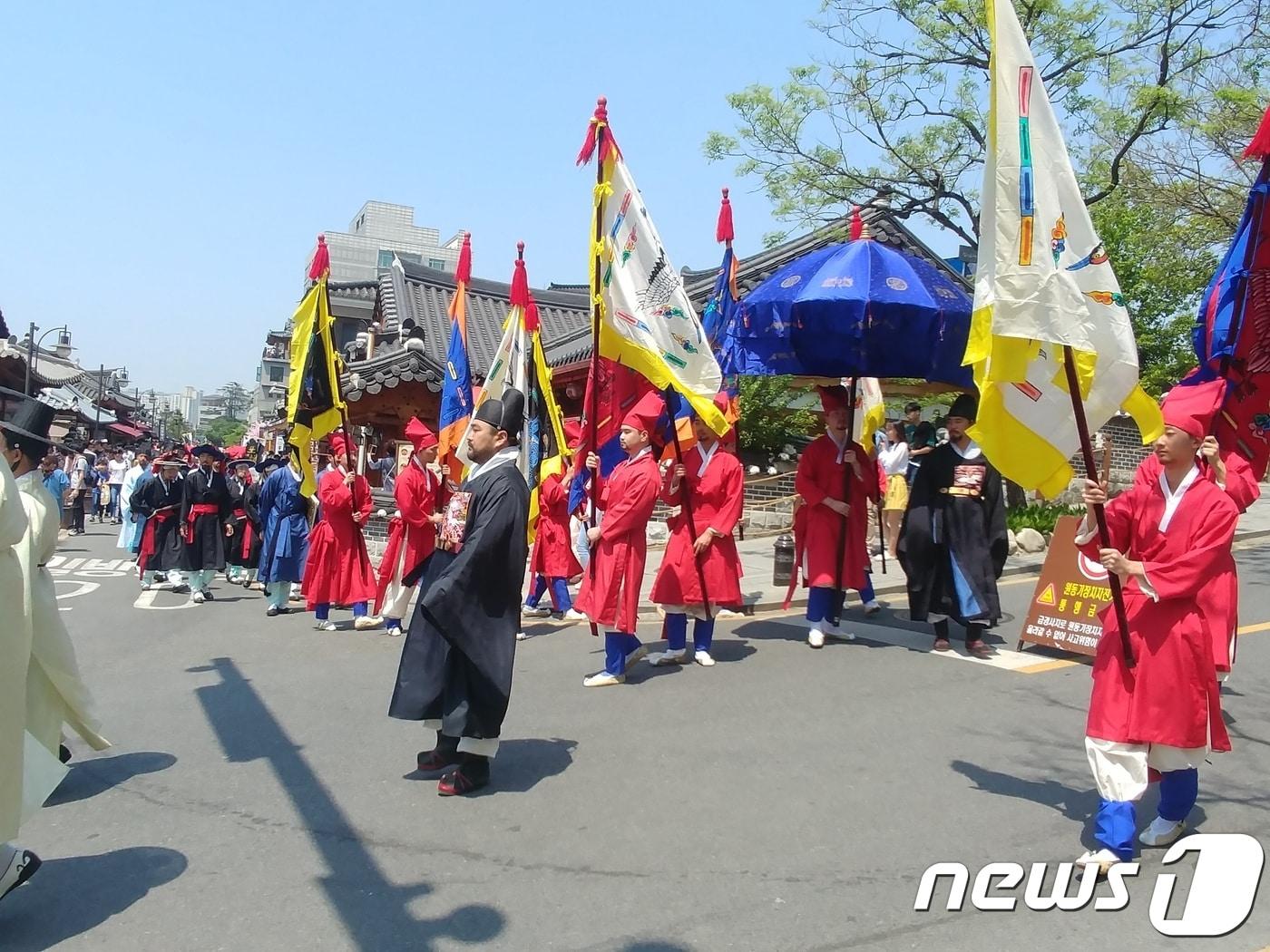 본문 이미지 - 5일 전북 전주에서 조선왕조실록을 습기와 충해로부터 보존하기 위해 바람에 말리는 ‘조선왕조실록 포쇄’행사가 열리고 있다.(전주시 제공)2019.5.5ⓒ 뉴스1