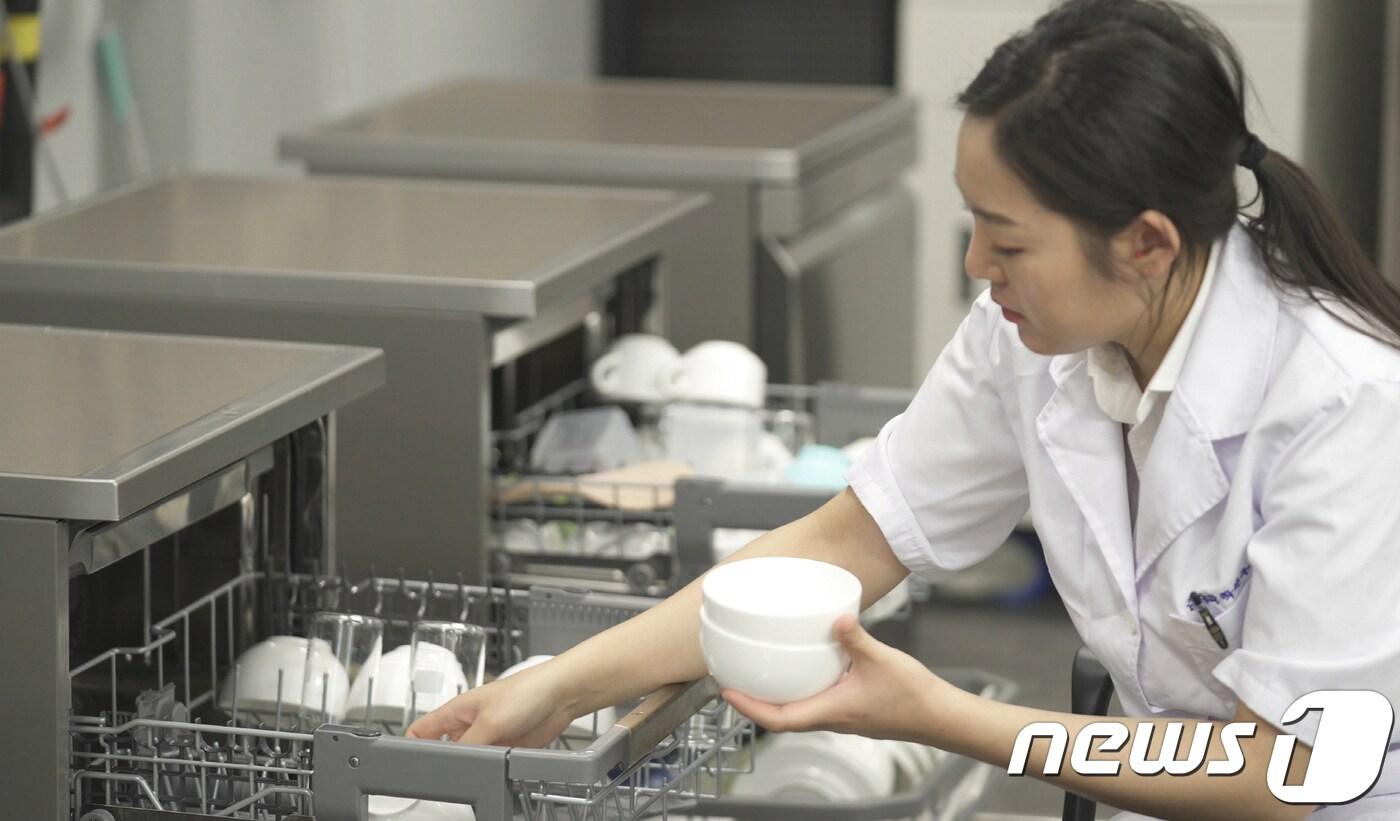 본문 이미지 - 부산대 연구원이 손 설거지와 동일한 조건으로 식기세척기 실험을 진행하고 있다. (LG전자 제공) ⓒ 뉴스1