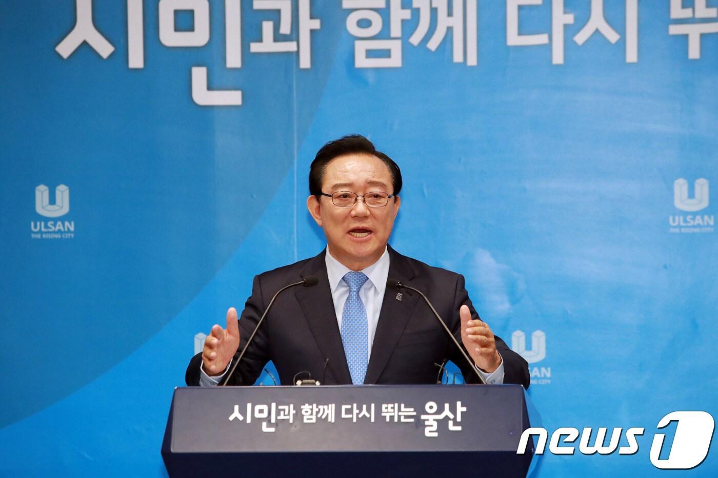 송철호 울산시장이 7일 시청 프레스센터에서 현대중공업 본사 울산 존속을 촉구하는 대시민 담화문을 발표한 뒤 기자들의 질문에 답하고 있다.(울산시 제공)ⓒ 뉴스1