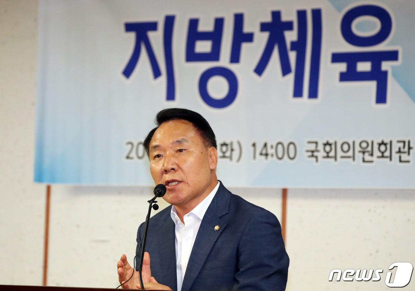 본문 이미지 - 염동열 자유한국당 의원이 7일 서울 여의도 국회 의원회관에서 열린 지방체육 활성화를 위한 정책토론회에서 발언을 하고 있다. 이날 토론회 참석자들은 '지방자치단체장의 체육단체장 겸직금지와 지방체육회 자생력 강화 방안' 등을 논의했다. 2019.5.7/뉴스1 ⓒ News1 김명섭 기자