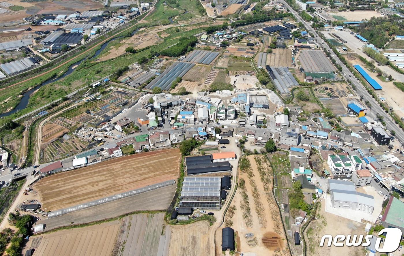 본문 이미지 - 3기 신도시로 지정된 경기도 고양시 창릉 신도시 부지 전경. 왼쪽으로 창릉천이 흐르고 있다. (자료사진) ⓒ 뉴스1 박세연 기자