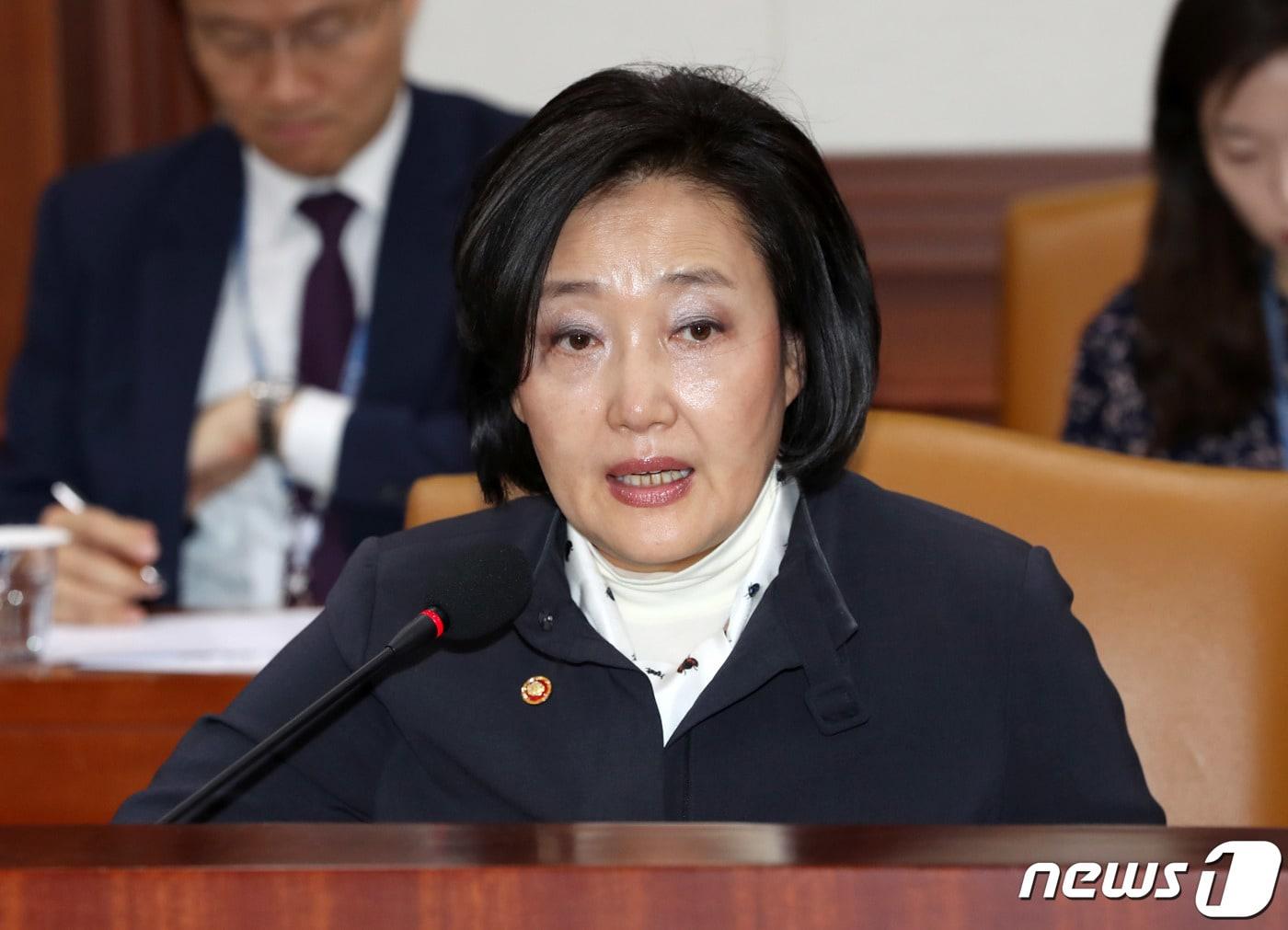 본문 이미지 - 박영선 중소벤처기업부 장관이 8일 오전 서울 종로구 세종대로 정부서울청사에서 열린 경제활력대책회의에서 모두발언을 하고 있다. 2019.5.8/뉴스1 ⓒ News1 박세연 기자