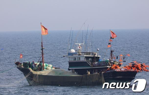 본문 이미지 - 기관출력 변경을 신고하지 않아 군산해경에 적발된 72t급 중국어선.ⓒ 뉴스1