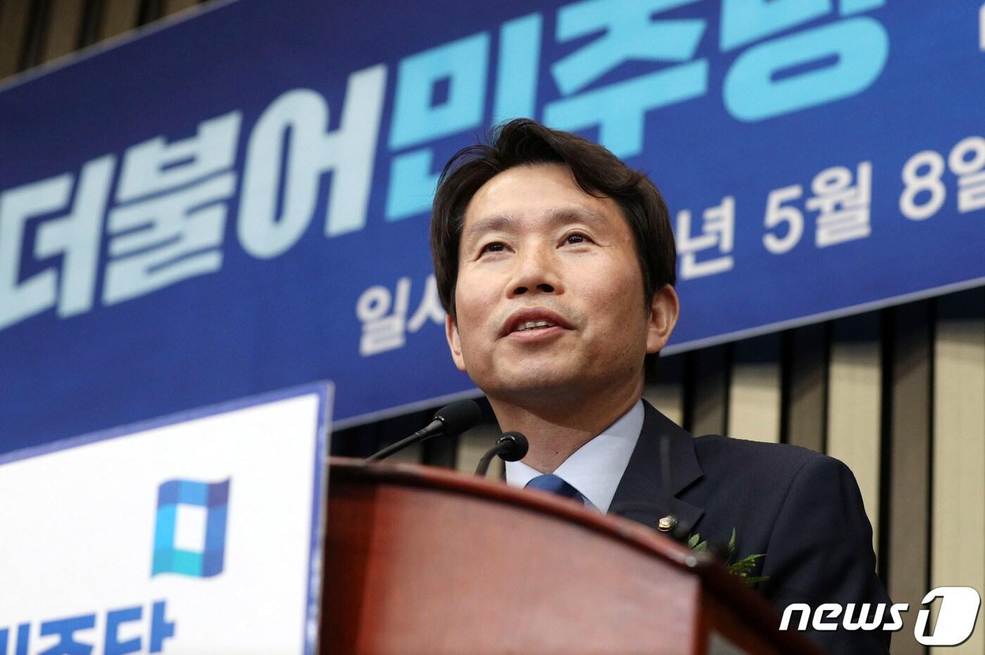 8일 서울 여의도 국회에서 더불어민주당 새 원내대표로 선출된 이인영 원내대표가 당선소감을 발표하고 있다. 2019.5.8/뉴스1 ⓒ News1 이종덕 기자